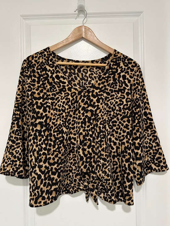 Warehouse One Tops - Leopard Print V-Neck Tie-Hem Blouse in Tan & Black Women’s Size Medium